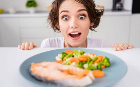 Consumir comida requentada pode fazer mal ao estômago? Veja o que os médicos dizem