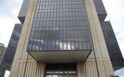 Selic: mesmo sob pressão, Copom mantém juros em 13,75% ao ano