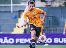 Zagueiro de 14 anos, do time sub-15, assina contrato de formação com o Santos