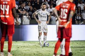 Antes de Lucas Lima, último jogador do Santos a marcar gol de falta pediu para deixar o clube e está emprestado