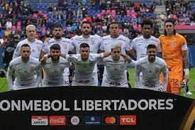 Torcedores do Corinthians protestam com fogos no CT um dia após queda na Libertadores