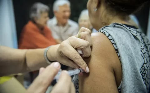 Mais de 43 milhões de pessoas já se vacinaram contra gripe no Brasil