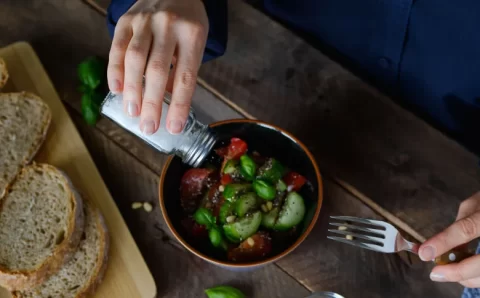 Consumo em excesso de sal está associado a distúrbios cognitivos, diz estudo