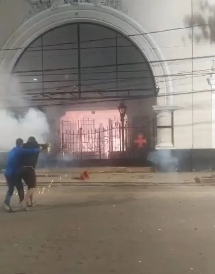 Torcedores do Vasco protestam e tentam invadir São Januário após derrota para o Flamengo