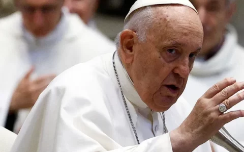Papa Francisco passará por cirurgia e ficará no hospital por “vários dias”, diz Vaticano