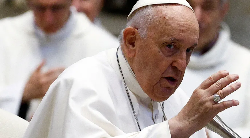 Papa Francisco passará por cirurgia e ficará no hospital por “vários dias”, diz Vaticano