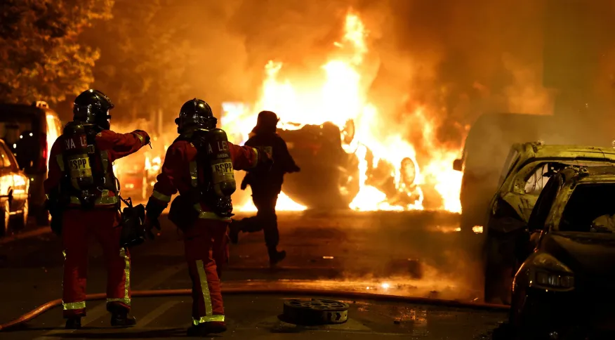 Protestos contra morte de adolescente continuam em Paris; manifestantes incendiam carros