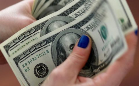 Dólar fecha abaixo de R$ 4,80 pela primeira vez em duas semanas