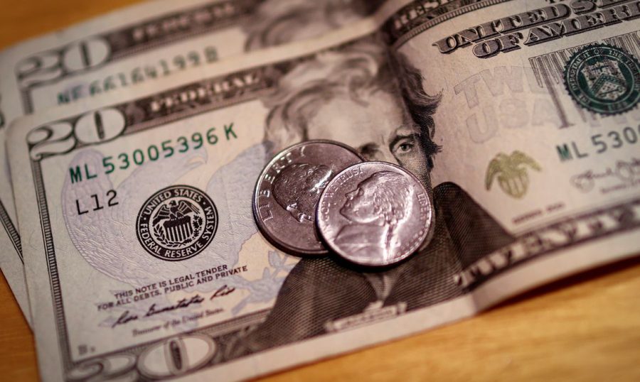 Dólar cai para R$ 4,73 e fecha no menor valor em 15 meses