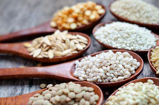 Você precisa lavar o arroz antes de cozinhar? O que diz a ciência?