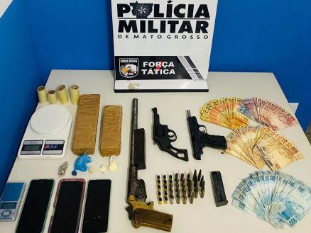 Força Tática prende dupla com armas, munições e drogas em Cáceres