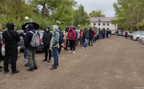 Russos em fuga da guerra na Ucrânia