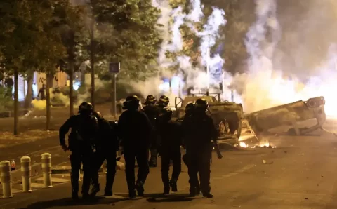França prende centenas em protestos por violência policial