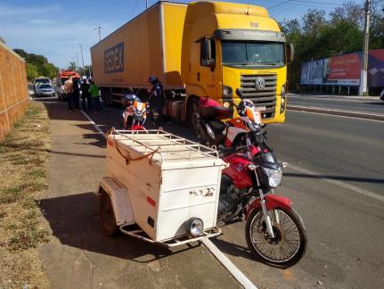 EM VG: Homem fica ferido em colisão entre caminhão dos Correios e motocicleta