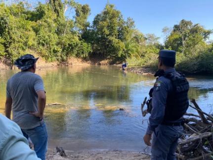 CORRENTEZA FORTE: Mãe morre afogada ao salvar filho de 7 anos em rio