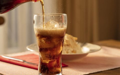 O risco que você corre se tomar refrigerante diariamente