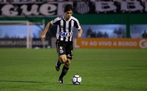 “Jogador de qualidade e campeão”; Novo reforço pinta no Santos e João Paulo rasga elogios em entrevista