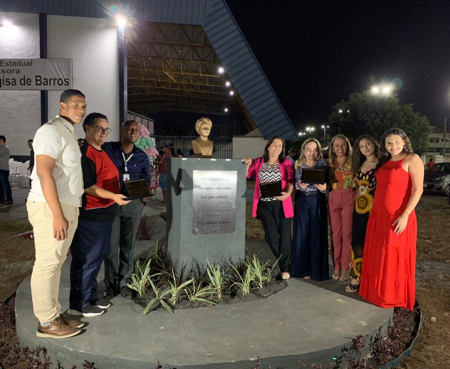 MT:   Escola Estadual Adalgisa de Barros inaugura busto de educadora em comemoração aos 58 anos da unidade