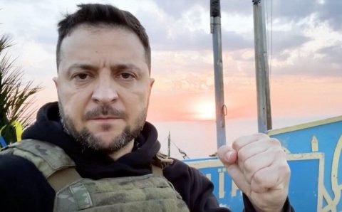 Zelensky reivindica a ‘coragem’ de seu povo e desafia a Rússia no 500º dia da invasão da Ucrânia
