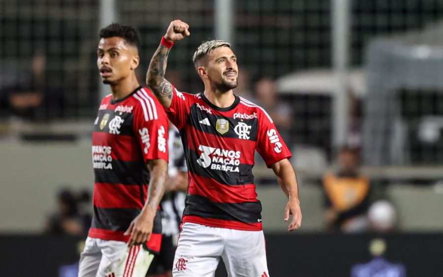 Flamengo vira no fim, bate o Atlético-MG e assume vice-liderança do Brasileirão