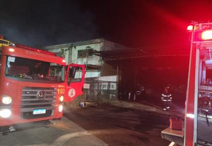 MT:  SEM FERIDOS:  Garagem de ônibus da TUT pega fogo no interior de MT