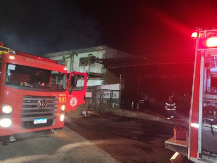 MT:  SEM FERIDOS:  Garagem de ônibus da TUT pega fogo no interior de MT