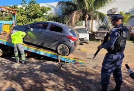 FURARAM PEDÁGIO: Ladrões de carro batem em carreta durante fuga e são presos