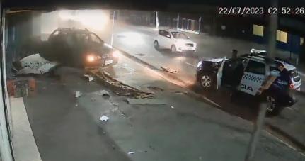 ARREMESSADO: Vídeo- Motorista morre ao bater em placa de loja em fuga da PM