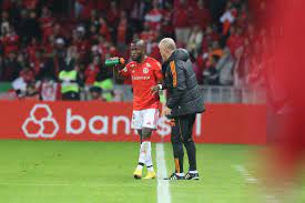 Mano Menezes analisa empate entre Inter e Palmeiras e minimiza vaias: “O futebol brasileiro é essa eterna reconstrução”