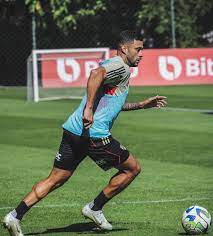 Calleri trabalha parcialmente com bola em penúltimo treino do São Paulo visando Bragantino