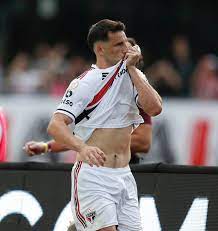 Com brilho de Calleri e gol de Pato, São Paulo goleia o Santos e entra no G4 do Brasileirão