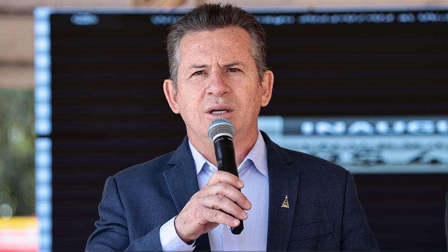 Governador assina convênios de infraestrutura e entrega equipamentos eletrônicos para escolas estaduais