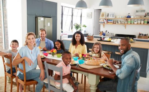 Noite, fome e balança: Comer tarde realmente engorda?
