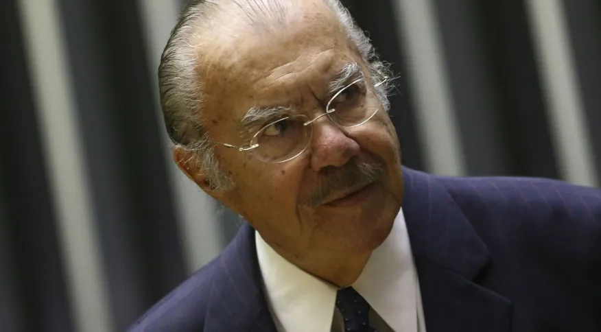 José Sarney recebe alta após internação em São Luís por queda em casa