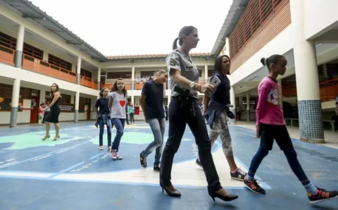 Governo Lula encerra programa de escolas cívico-militares criado por Bolsonaro