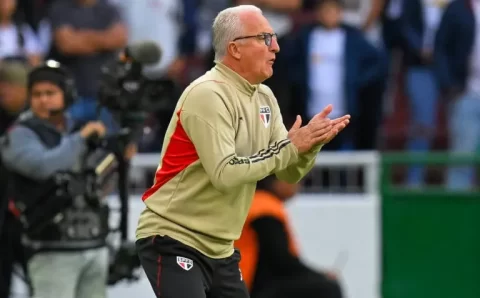 Dorival aponta melhora após 1º tempo abaixo do São Paulo, mas liga alerta: “Teremos que lutar muito”