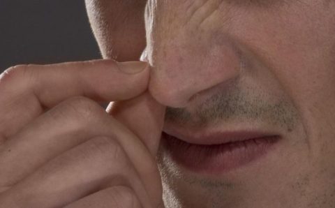 Profissionais de saúde que cutucam o nariz têm maior chance de contrair covid, diz estudo