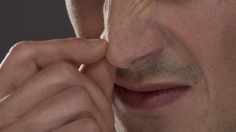 Profissionais de saúde que cutucam o nariz têm maior chance de contrair covid, diz estudo