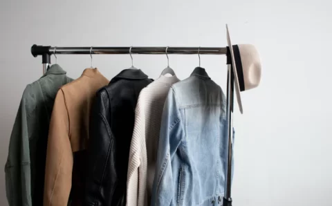 Veja com que frequência devemos lavar pijamas, jeans e outras roupas