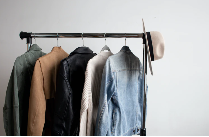 Veja com que frequência devemos lavar pijamas, jeans e outras roupas