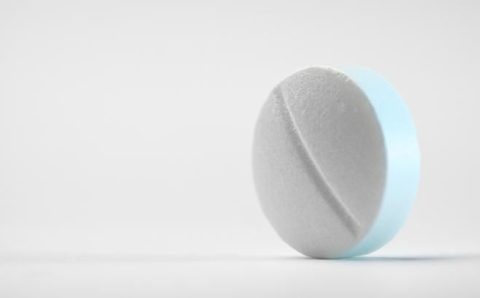 Por que dipirona é vendida no Brasil, mas proibida nos EUA e em parte da Europa?