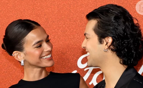 Bruna Marquezine aposta em look com transparência e mostra sintonia com Xolo Maridueña em red carpet.