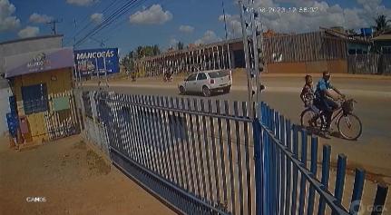 AUTOR PRESO EM COLNIZA: Veja vídeo – Antes de ser morta, mulher aparece na garupa da bicicleta do assassino