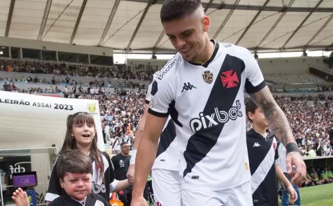 Gabriel Pec destaca apoio da torcida do Vasco e importância da vitória sobre o Atlético-MG