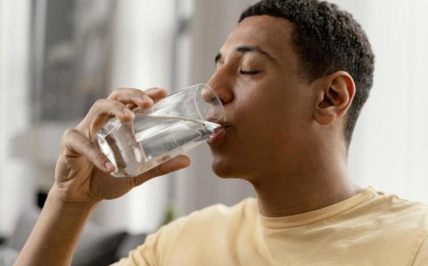Tomar pouca água traz sinais claros ao corpo: conheça 9 deles