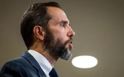 Quem é o promotor que já investigou crimes de guerra e indiciou Trump em 40 acusações