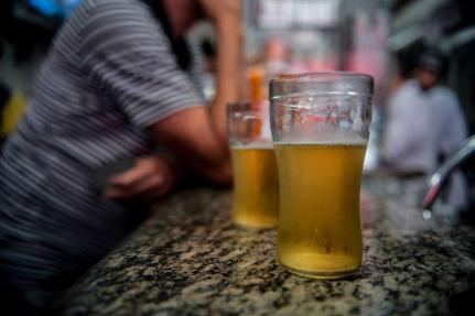 BEBEDEIRA: Trio é preso ao causar confusão por causa de bebida em bar