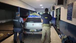 PM e PRF prendem motorista com 17 kg de cocaína escondidos em tanque de carro