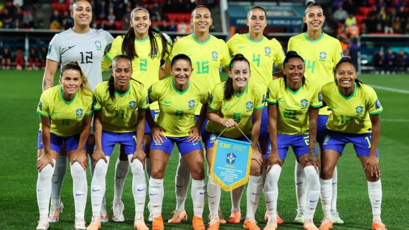 Menos investimento e proibição: os desafios enfrentados pela seleção feminina de futebol fora de campo