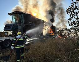 Corpo de Bombeiros Militar combate incêndio em carreta que transportava colheitadeira